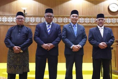 Rus'sele (dua dari kiri) bersama Baharuddin (kanan) dan Azahar (kiri) yang dilantik sebagai Ahli Dewan Negara di Kompleks DUN Perlis pada Selasa.