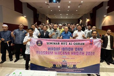 Nik Yusaimi (empat dari kanan) bergambar bersama peserta Seminar Hifz al-Quran: Wakaf Ibtida’ dan Program Wacana Hadith 2024 di UMK, pada Selasa.