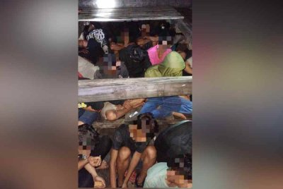 Sebahagian PATI yang ditahan duduk berhimpit di bawah dek bot tanpa sebarang dokumen pengenalan diri sah.