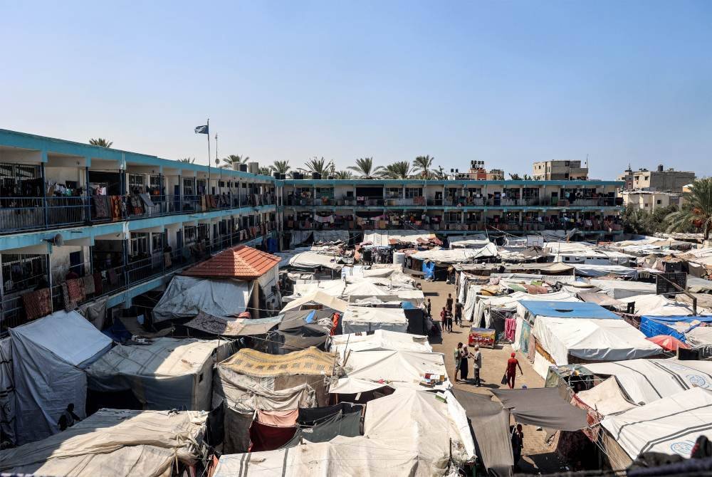 Pekarangan sekolah kendalian PBB di Deir al-Balah, tengah Gaza kini menjadi tempat berlindung kebanyakan penduduk Palestin.