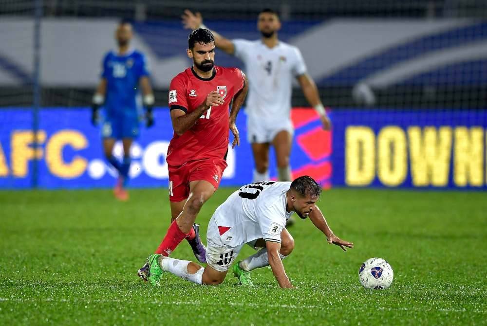 Pemain Palestin Mahmoud Abuwarda (kanan) cuba mengawal pergerakan pemain Jordan pada saingan pusingan ketiga kumpulan B bagi Kelayakan Piala Dunia 2026 Palestin menentang Jordan di Stadium KLFA, Cheras malam ini. Foto Bernama