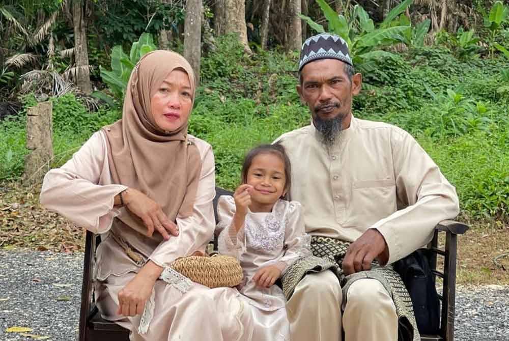 Asraf (kiri) bersama Puteri Nurhelena (tengah) dan suami (Azman).