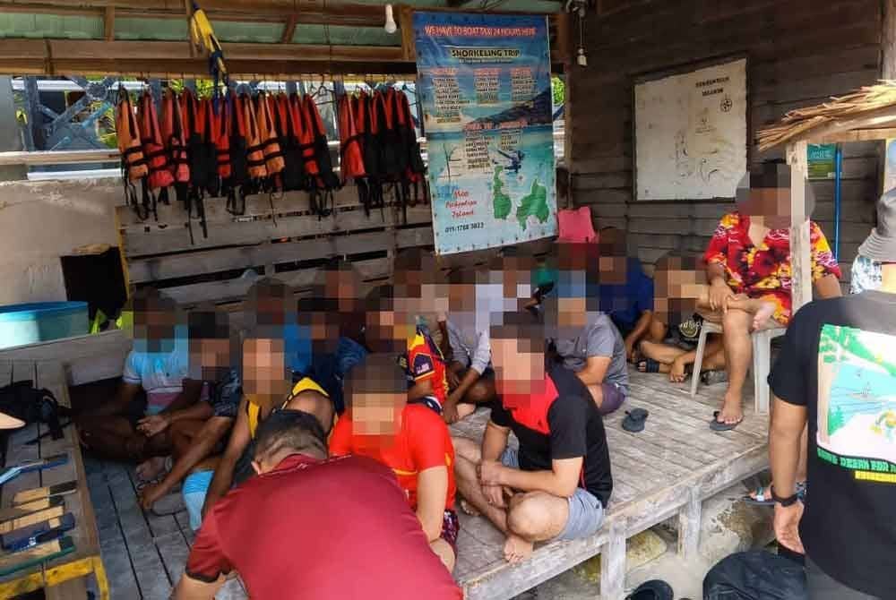 Sebahagian warga asing yang ditahan JIM menerusi satu operasi khas di Pulau Perhentian, Terengganu pada Isnin. Foto: JIM.
