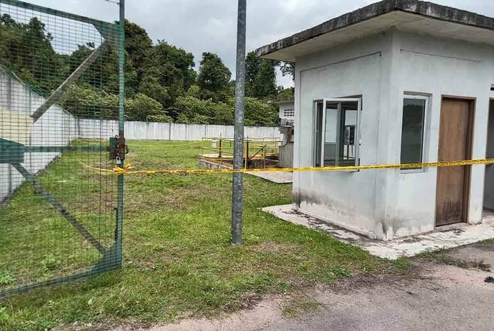 Polis mengesahkan penemuan satu rangka manusia termasuk tengkorak dalam loji kumbahan di Taman Seri Penawar, Bandar Penawar, Kota Tinggi. - Foto IPD Kota Tinggi