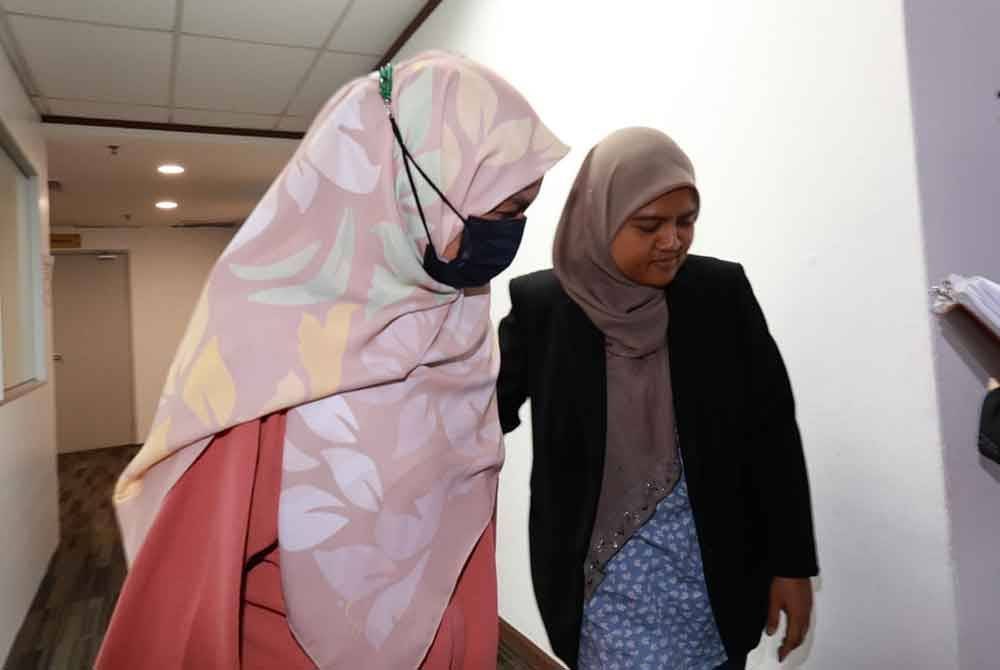 Rosnah tiba di Mahkamah Sesyen Ipoh pada Rabu atas pertuduhan menggunakan dokumen palsu bagi pembelian sebuah piano digital di sebuah sekolah di Teluk Intan, tiga tahun lalu.