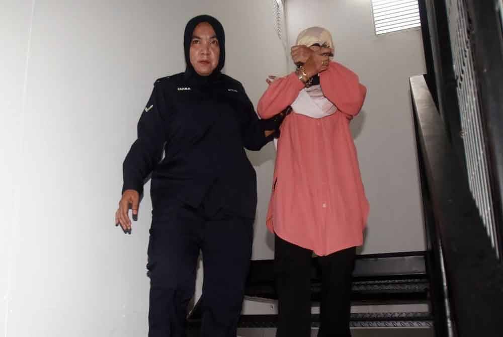Rosnah dibawa keluar dari Mahkamah Sesyen Ipoh selepas mengaku salah atas pertuduhan menggunakan dokumen palsu bagi pembelian sebuah piano digital, tiga tahun lalu.
