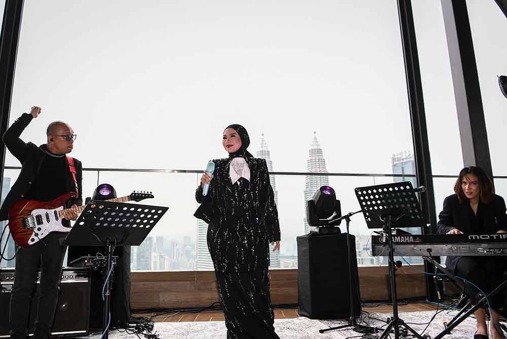 Konsert jelajah Aina Abdul Imaji Tour anjuran Aina Abdul Entertainment akan berlangsung di tiga lokasi berbeza iaitu Arena Gemilang, DeTAR PUTRA, Universiti Malaysia Sarawak (UNIMAS), Kota samarahan Sarawak pada (14 Disember), Zepp Kuala Lumpur (27 Disember) dan Dewan Mu'adzam Shah, Universiti Utara Malaysia (UUM), Sintok, Kedah (11 Januari 2025).
Harga tiket bagi lokasi UUM dan UNIMAS boleh didapati pada harga RM100 sehingga RM180 manakala bagi Zepp Kuala Lumpur bermula daripada RM288 sehingga RM6666. Turut tersedia ruangan untuk OKU berharga RM268, yang akan mula dijual secara dalam talian di www.ticket2u.com.my bermula 10 Sept.
--fotoBERNAMA (2024) HAK CIPTA TERPELIHARA