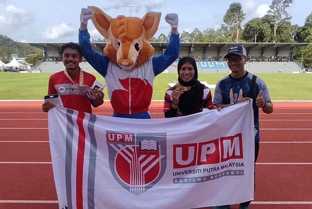 Shahrulnizar (kanan) meraikan kejayaan Aliff Iman Mohd Fahmi dan Azreen Nabila Alias meraih pingat emas dalam acara 100 meter lelaki dan wanita SUKIPT UUM 2024.