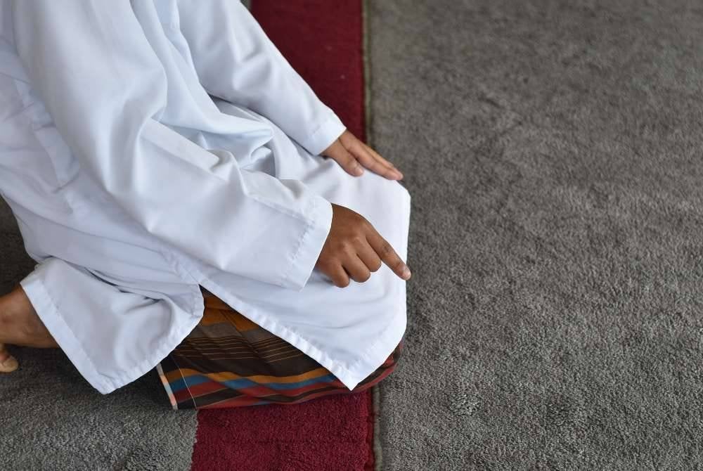 MENURUT Mazhab Syafie, jari telunjuk diangkat ketika sebutan lafaz ‘Illallah’. -Foto: Canva