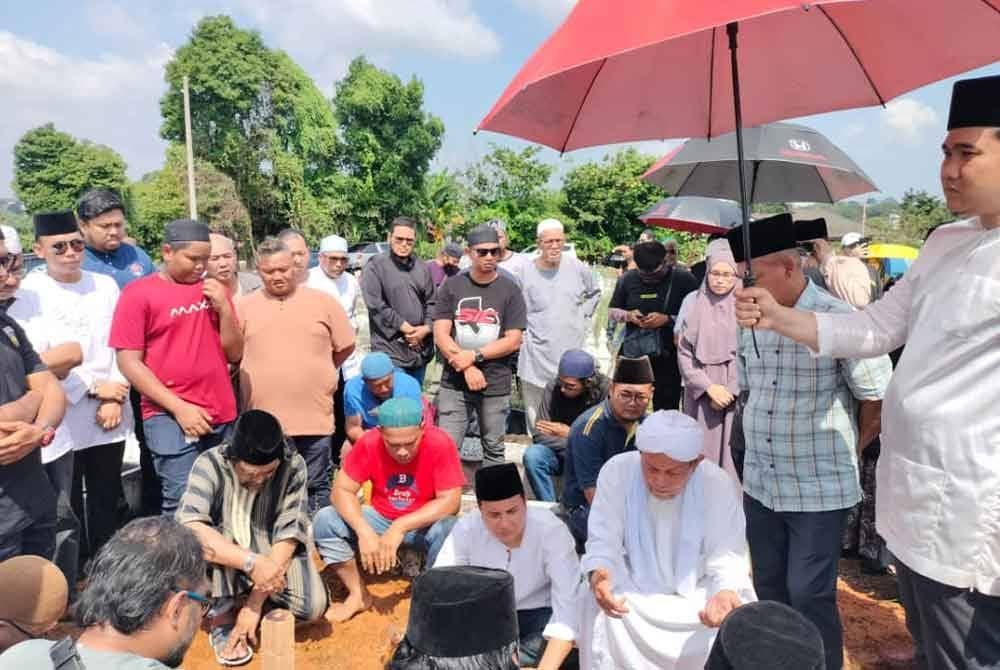 Ahli keluarga, saudara dan penduduk setempat hadir memberi penghormatan terkahir di pusara Syed Abdullah di Tanah Perkuburan Islam Kampung Melayu Kluang pada Rabu.