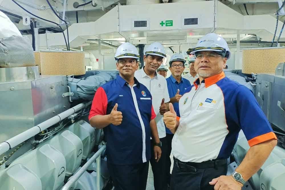 Mohd Rizal (kiri) dan Dr Azmi (kanan) ketika meninjau bahagian bilik jentera KM Gagah.