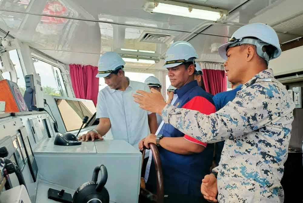 Mohd Rizal (dua dari kanan) mendengar penerangan daripada Pegawai Memerintah KM Gagah, Leftenan Komander Maritim Mohd Arizan Hakimi Mohd Zin.