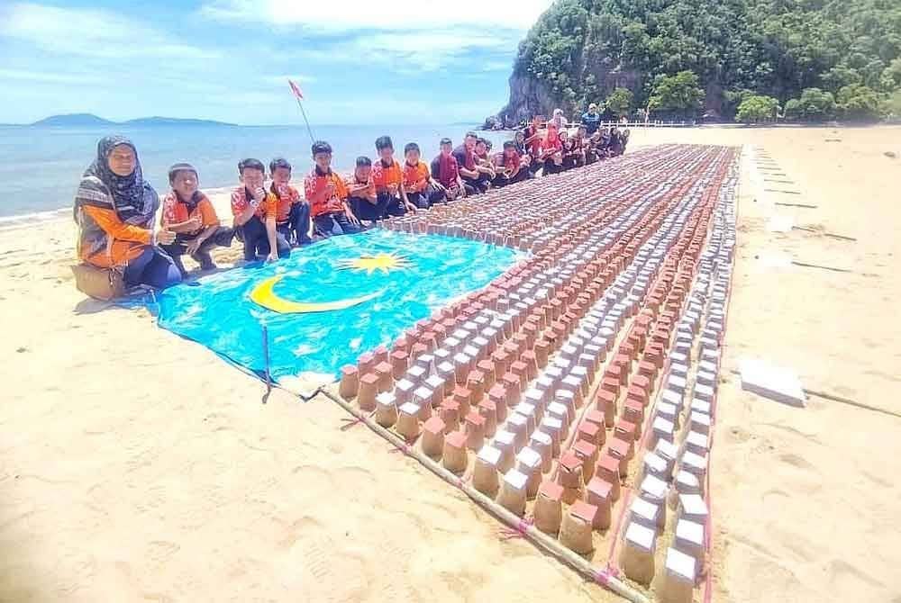 Sebanyak 6,000 cawan pasir digunakan untuk membentuk Jalur Gemilang sepanjang 14 meter di Pantai Bukit Keluang, di Besut.