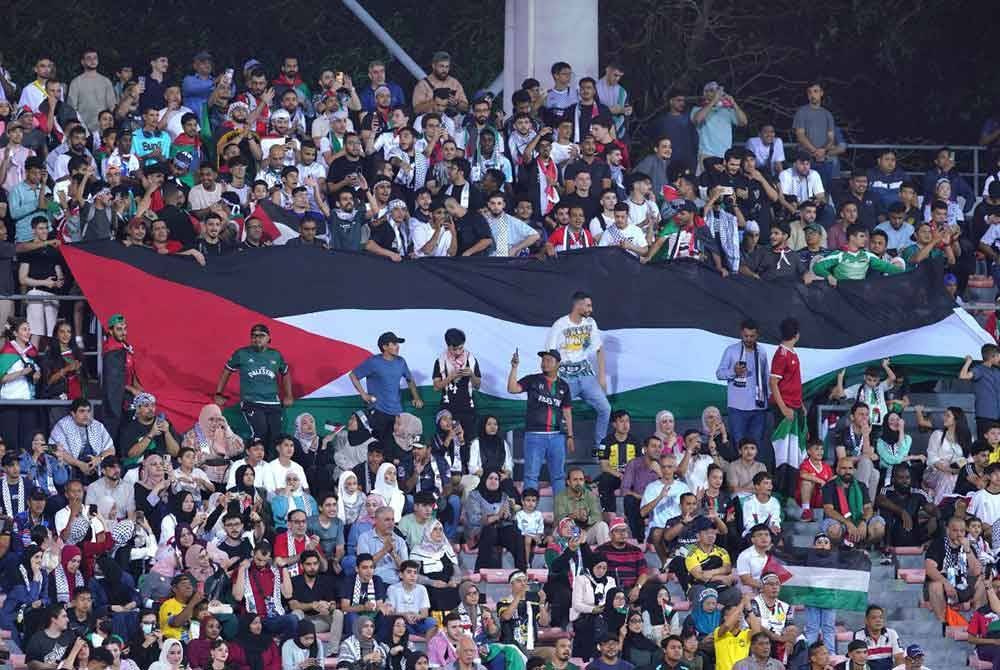 Antara penyokong-penyokong yang hadir menyaksikan perlawanan di Cheras. Foto SINAR HARIAN-MOHD HALIM ABDUL WAHID