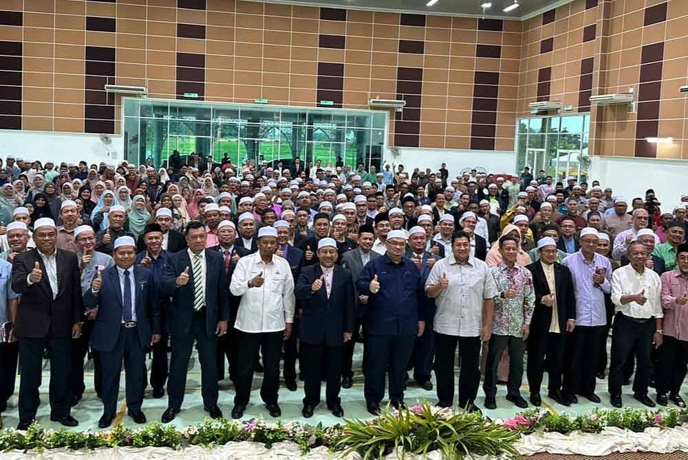 Hadirin terdiri kenamaan, ibu bapa dan pelajar yang bakal ke luar negara bergambar di YIK, Tunjung di Kota Bharu pada Rabu.