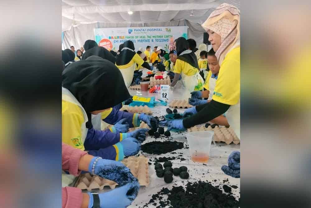 Peserta diajar langkah penyediaan mudball.