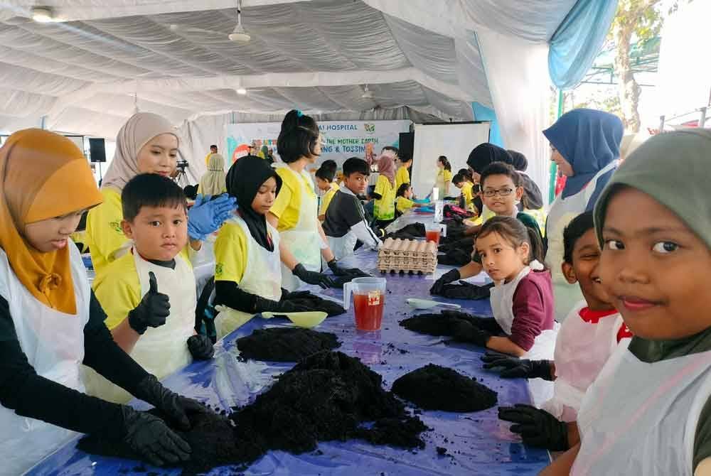 Antara peserta yang mengambil bahagian dalam program 'Dr Little Pantai SP Heal the Mother Earth' bagi menghasilkan mudball.