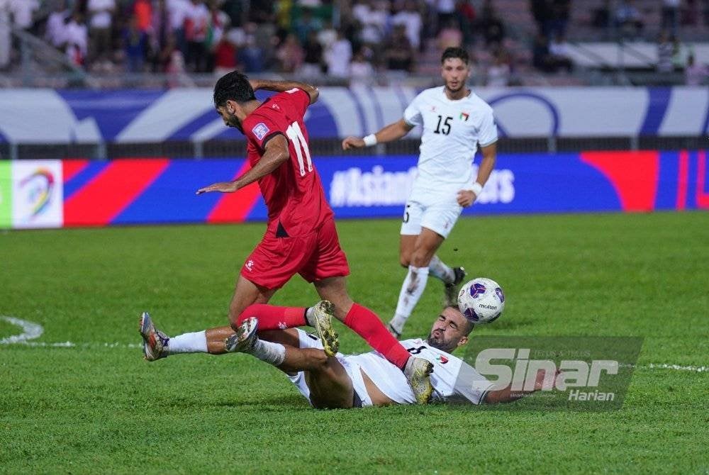 Pemain tengah Palestin, Oday Kharoub (kanan) mengasak penyerang Jordan, Yazan Al-Naimat dalam aksi Kumpulan B Pusingan Ketiga Kelayakan Piala Dunia 2026 Zon Asia di Stadium Bolasepak Kuala Lumpur, Cheras. Foto Sinar Harian-MOHD HALIM ABDUL WAHID