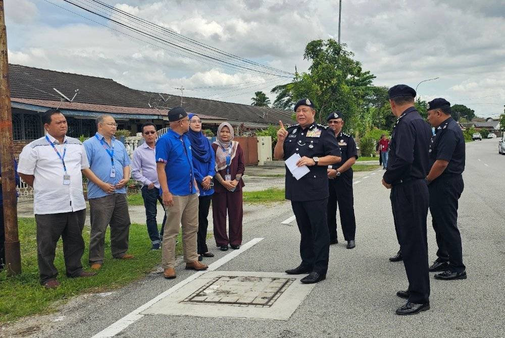 Azizi (empat dari kanan) meninjau lokasi kejadian kabel bersama pihak TM di Taman Canning di Ipoh.