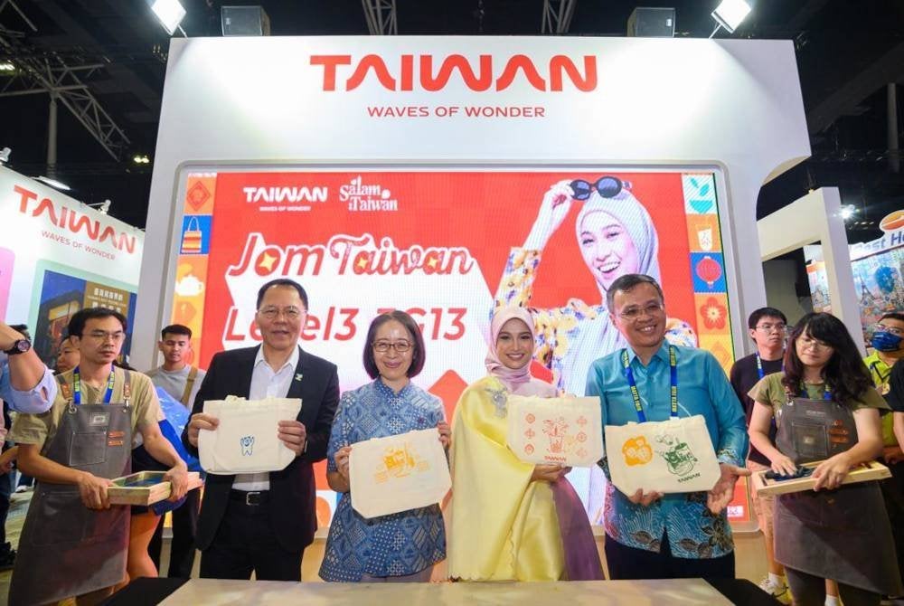 Nabila Razali bersama Wakil Ekonomi Dan Kebudayaan Taipei di Malaysia, Phoebe Yeh (tengah) dan Pengarah Pentadbiram dan Pelancongan Taiwan di Kuala Lumpur, Chou Shih Pi (kanan) bergambar bersama sempena pelantikan artis itu sebagai duta Salam Taiwan di Kuala Lumpur baru-baru ini.