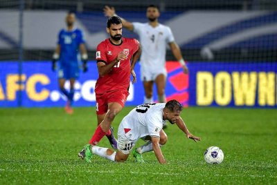 Pemain Palestin Mahmoud Abuwarda (kanan) cuba mengawal pergerakan pemain Jordan pada saingan pusingan ketiga kumpulan B bagi Kelayakan Piala Dunia 2026 Palestin menentang Jordan di Stadium KLFA, Cheras malam ini. Foto Bernama