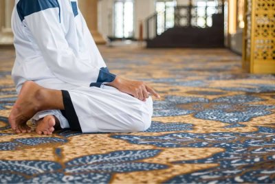 MASIH ramai yang keliru tentang waktu sesuai untuk mengangkat isyarat jari telunjuk ketika tahiyat dalam solat. -Foto: Canva