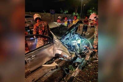 Remuk... keadaan kereta Perodua Myvi mangsa yang terjunam dari jambatan setinggi kira-kira 30 meter.