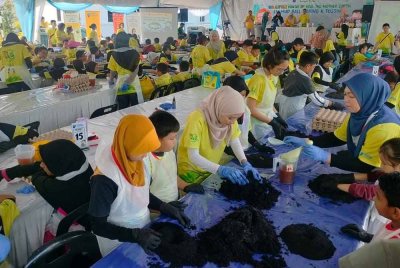 Seramai 200 peserta menyertai program 'Dr Little Pantai SP Heal the Mother Earth' bagi menghasilkan mudball.