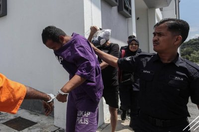 Seorang tukang cuci dihukum penjara tujuh hari dan didenda RM800 oleh Mahkamah Majistret di sini hari ini selepas didapati bersalah atas tuduhan memuat naik komen berbaur fitnah di media sosial terhadap anggota polis yang terkorban dalam insiden tembakan di Balai Polis Ulu Tiram, Johor pada Mei lepas. - Foto: Bernama