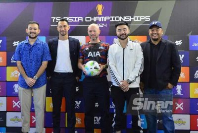 Adam (kiri) selepas majlis undian Kejohanan Bola Sepak Asia Tujuh Sebelah pada Rabu. Foto Sinar Harian/ASRIL ASWANDI SHUKOR.