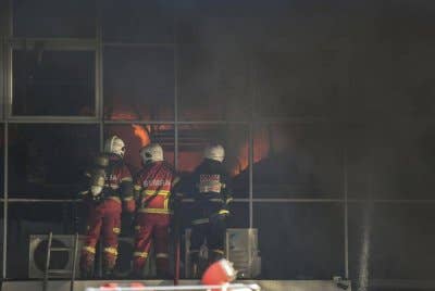 Antara anggota JBPM Kedah berusaha memadamkan kebakaran di gudang alat ganti kenderaan di Kawasan Perusahaan Mergong di sini, pada Rabu. Foto Bernama
