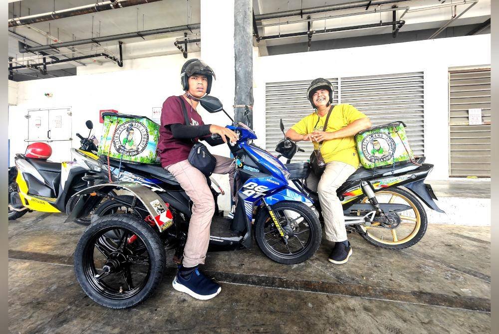 Aniq Fitri dan Ros Efendi (kanan) sama-sama mencari rezeki dengan menjual air menggunakan motosikal.