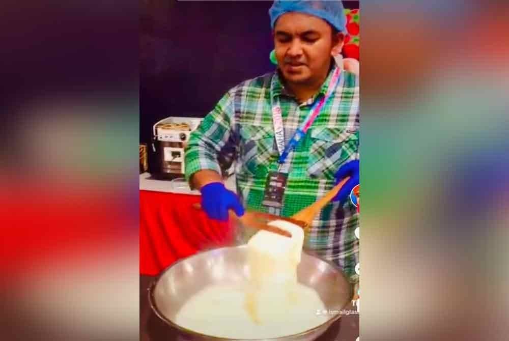 Ismail menunjukkan proses pembuatan keju di kilang miliknya.