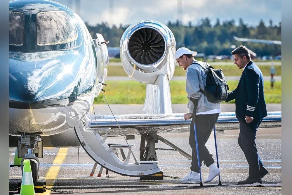 Odegaard dilihat menggunakan topang ketiak semasa menaiki pesawat peribadi. Foto Agensi