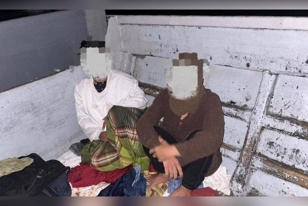 Dua wanita masing-masing berusia 28 dan 45 tahun tanpa dokumen pengenalan diri berada di atas bot ketika ditahan.