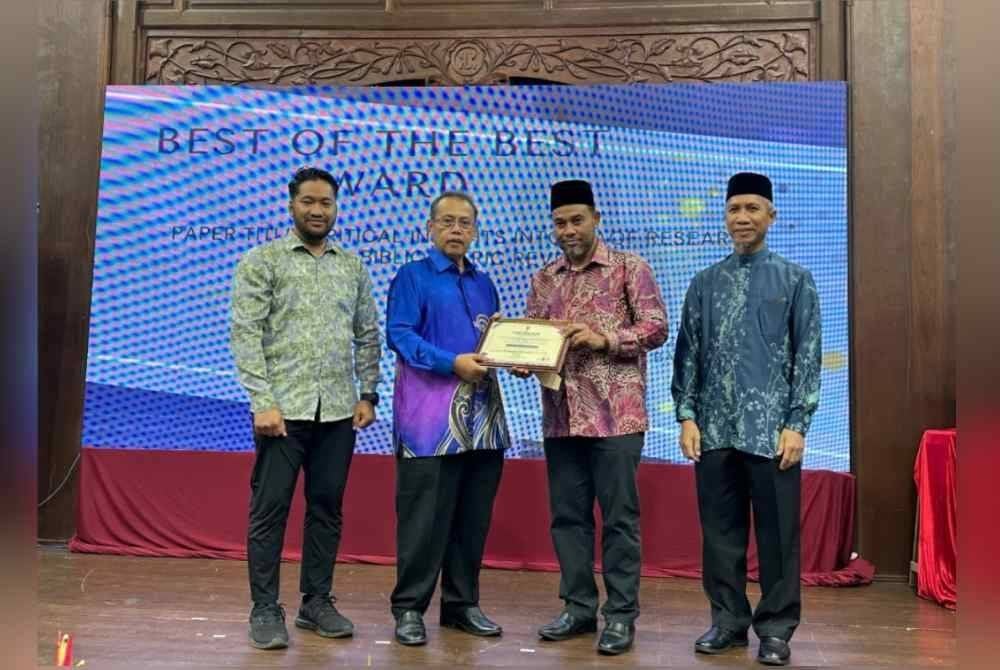 Abdul Fattah (dua dari kiri) menyampaikan anugerah Best of the Best G-CWTBE 2024 di UMK pada Rabu.