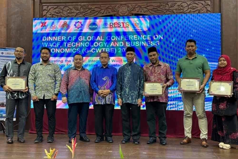 Abdul Fattah (empat dari kiri) bergambar bersama penerima anugerah sempena G-CWTBE 2024 di Kota Bharu pada Rabu.