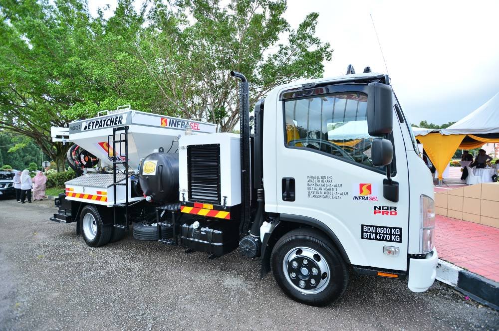 Kerja-kerja memperbaiki infrastruktur jalan lebih mudah dengan menggunakan Jetpatcher.