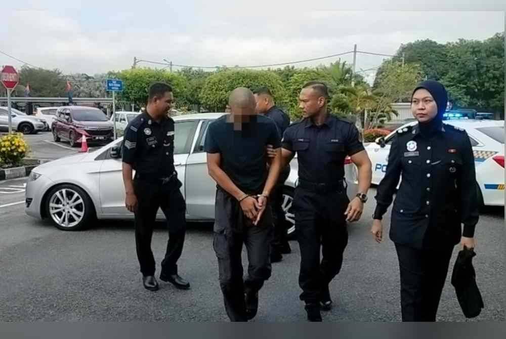 Tertuduh (kiri) tiba di Mahkamah Sesyen Batu Pahat pada Khamis.