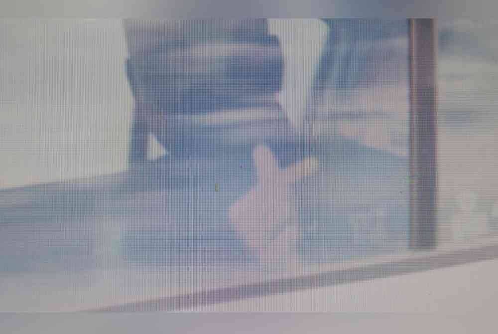 Tertuduh sempat menunjukkan 'mini love' selepas didakwa di Mahkamah Sesyen Batu Pahat pada Khamis.