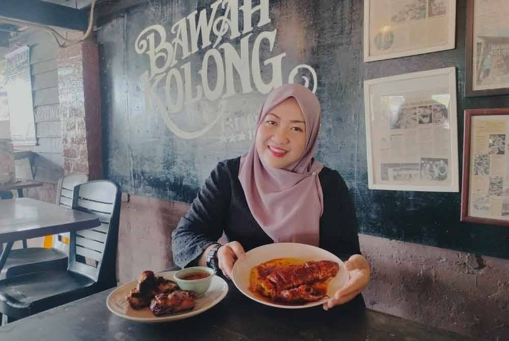 Sulastri menunjukkan menu ayam bakar dan sotong bakar yang menjadi menu kegemaran pelanggan.