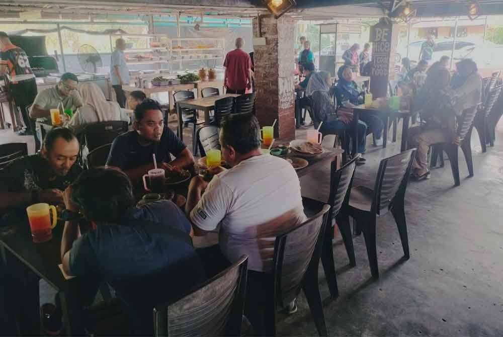 Pengunjung tidak henti-henti mengunjungi Restoran Bawah Kolong.