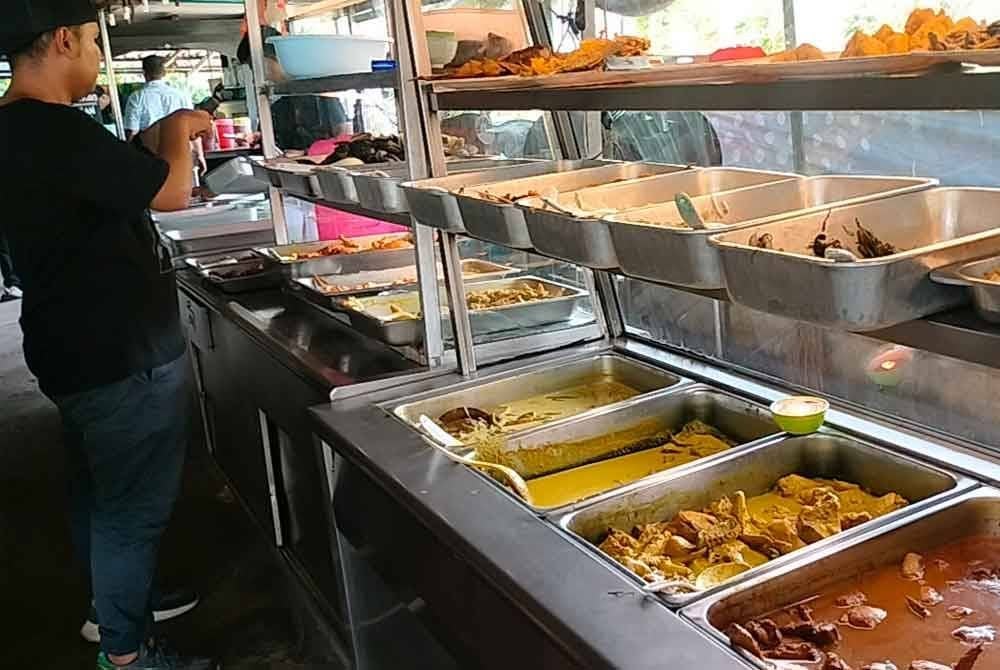 Pelbagai menu masakan air tangan Sulastri dan ibunya di Restoran Bawah Kolong.