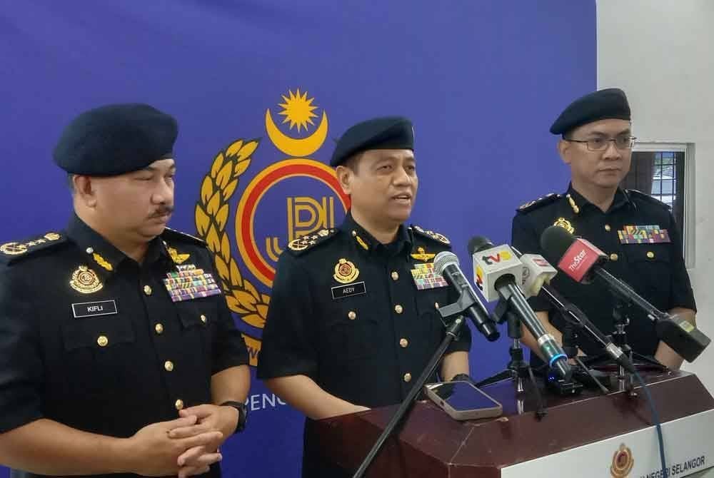 Aedy Fadly (tengah) ketika sidang akhbar selepas lawatan rasmi di Pejabat JPJ Selangor, Padang Jawa di sini pada Khamis.