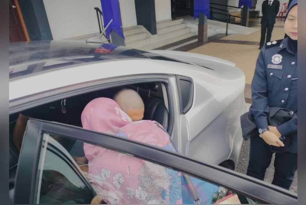 Salah seorang ahli keluarga memeluk 'Abang Bas' selepas pendakwaan terhadapnya di Mahkamah Sesyen Batu Pahat pada Khamis.