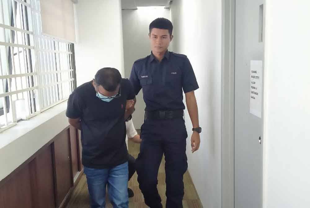 Narendran (kiri) didakwa dengan lima pertuduhan di Mahkamah Majistret Ipoh pada Khamis.