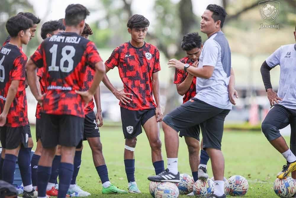 Nafuzi (kanan) pada sesi latihan bersama skuad bawah 23 tahun KDA FC bagi persiapan aksi liga super menentang KL City FC Sabtu ini. Foto KDA FC