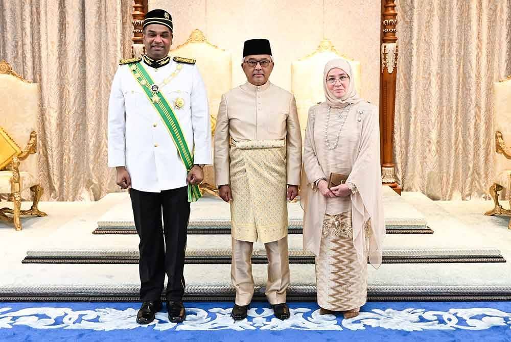 Al-Sultan Abdullah dan Tengku Ampuan Pahang, Tunku Azizah Aminah Maimunah Iskandariah berkenan bergambar dengan Ramanan selepas Istiadat Pengurniaan Darjah-Darjah Kebesaran Negeri Pahang yang berlangsung di Balai Mahkota Istana Abdulaziz hari ini. Foto Bernama