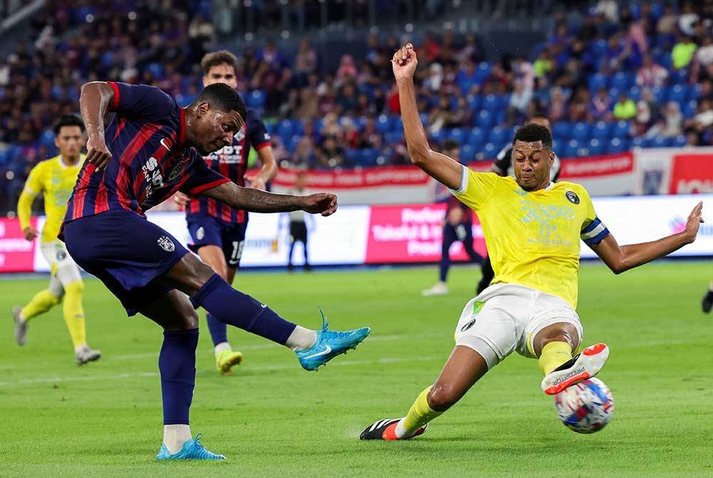 Pemain JDT, Jorge Leonardo Obregon Rojas (kiri) diasak oleh pemain Penang FC, Rafael Vitor Santos De Freitas (kanan) ketika melakukan percubaan, pada perlawanan Liga Super di Stadium Sultan Ibrahim. Foto Bernama