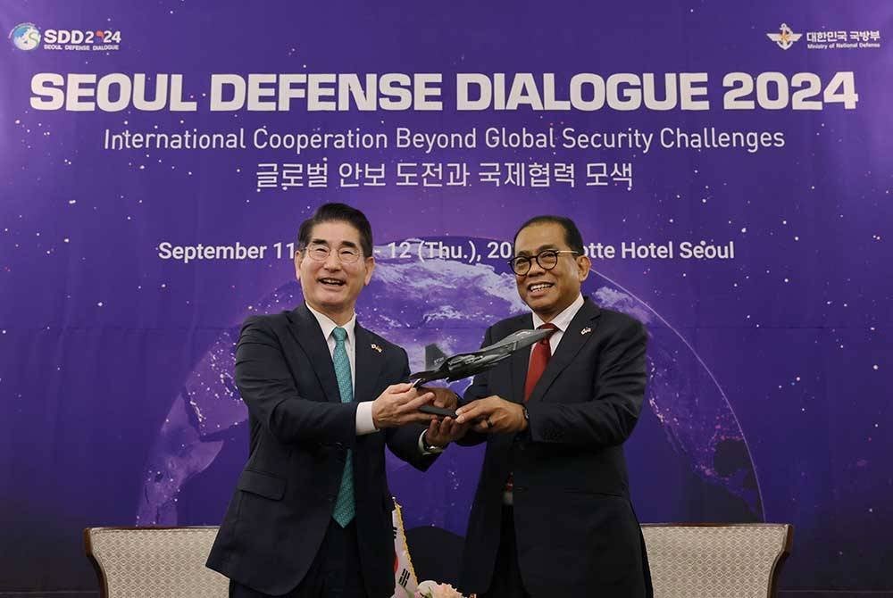 Mohamed Khaled menerima replika miniatur jet pejuang daripada Menteri Pertahanan Negara Korea Selatan Shin Won-sik semasa kunjungan hormat pada Dialog Pertahanan Seoul 2024. Foto Bernama